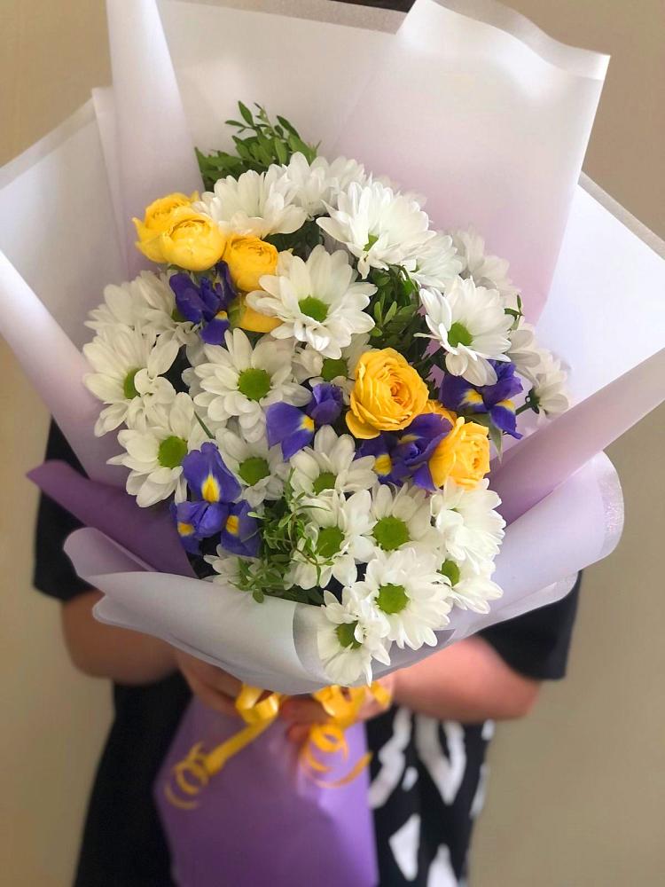 Букет цветов из: Ирисы, Хризантемы и Розы в Прогресс
