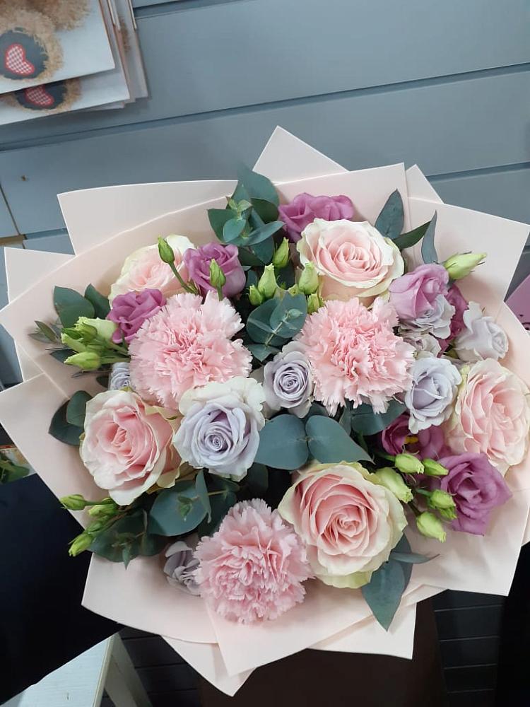 Букет цветов из: Розы, Гвоздики и Лизиантусы в Прогресс