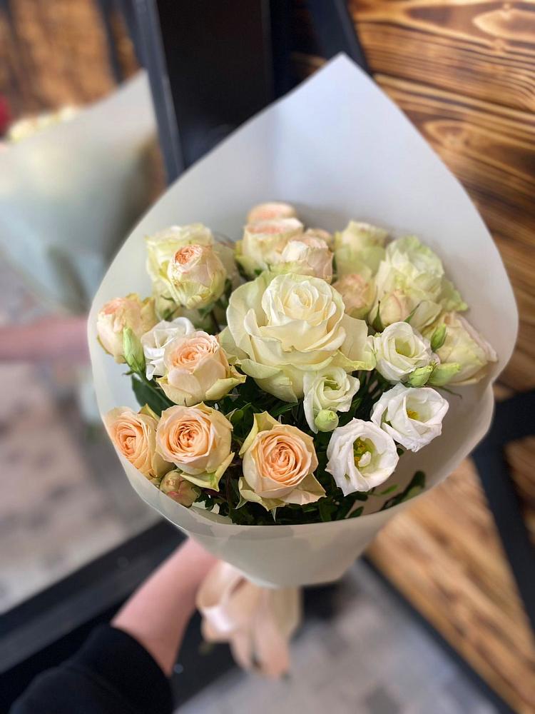 Букет цветов из: Розы и Лизиантусы в Прогресс